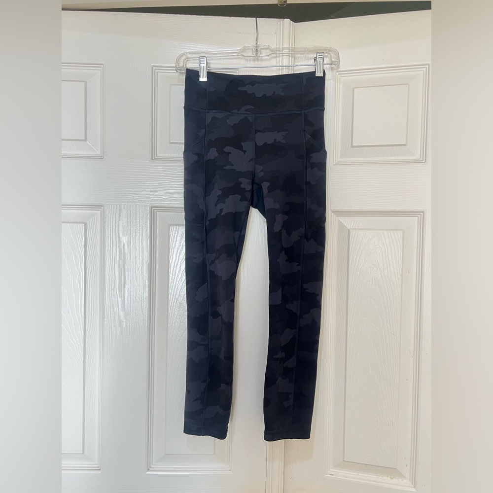 Lululemon Dark Navy Camo Leggings Women’s Size 4 Sporty Outdoor Gym Pants